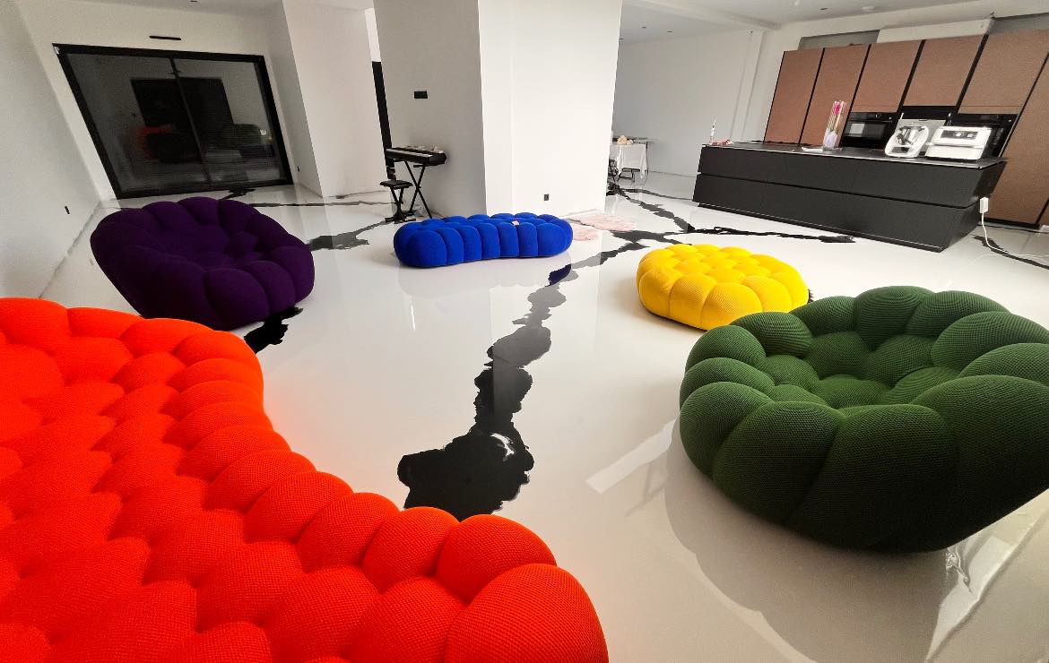 Sol-en-résine-blanc-et-noir-effet-marbre.1