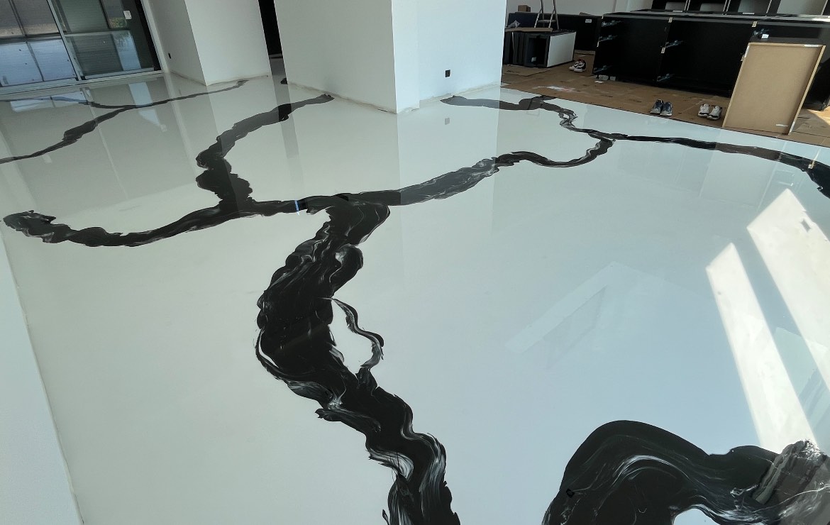 Sol en résine blanc et noir effet marbre