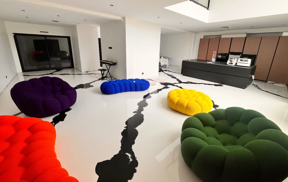 Sol en résine blanc et noir effet marbre