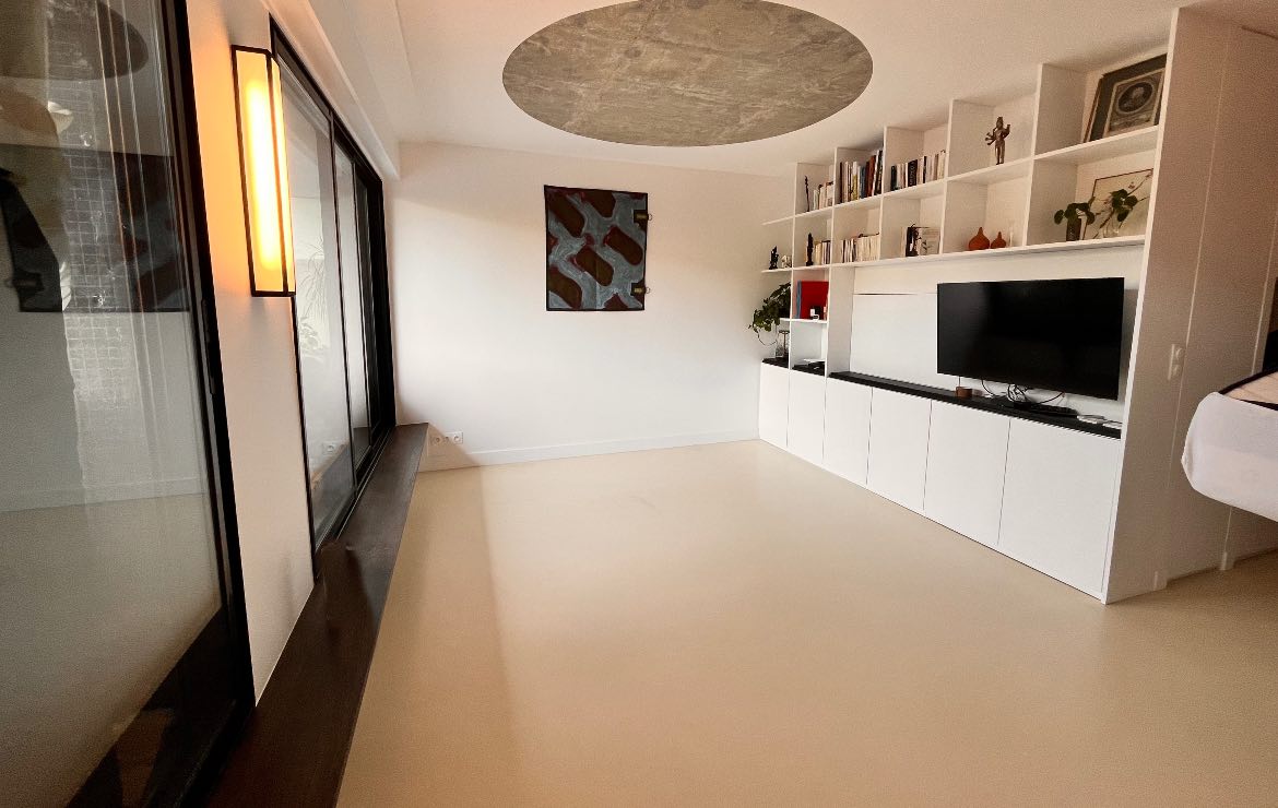 Sol en résine epoxy beige à Paris