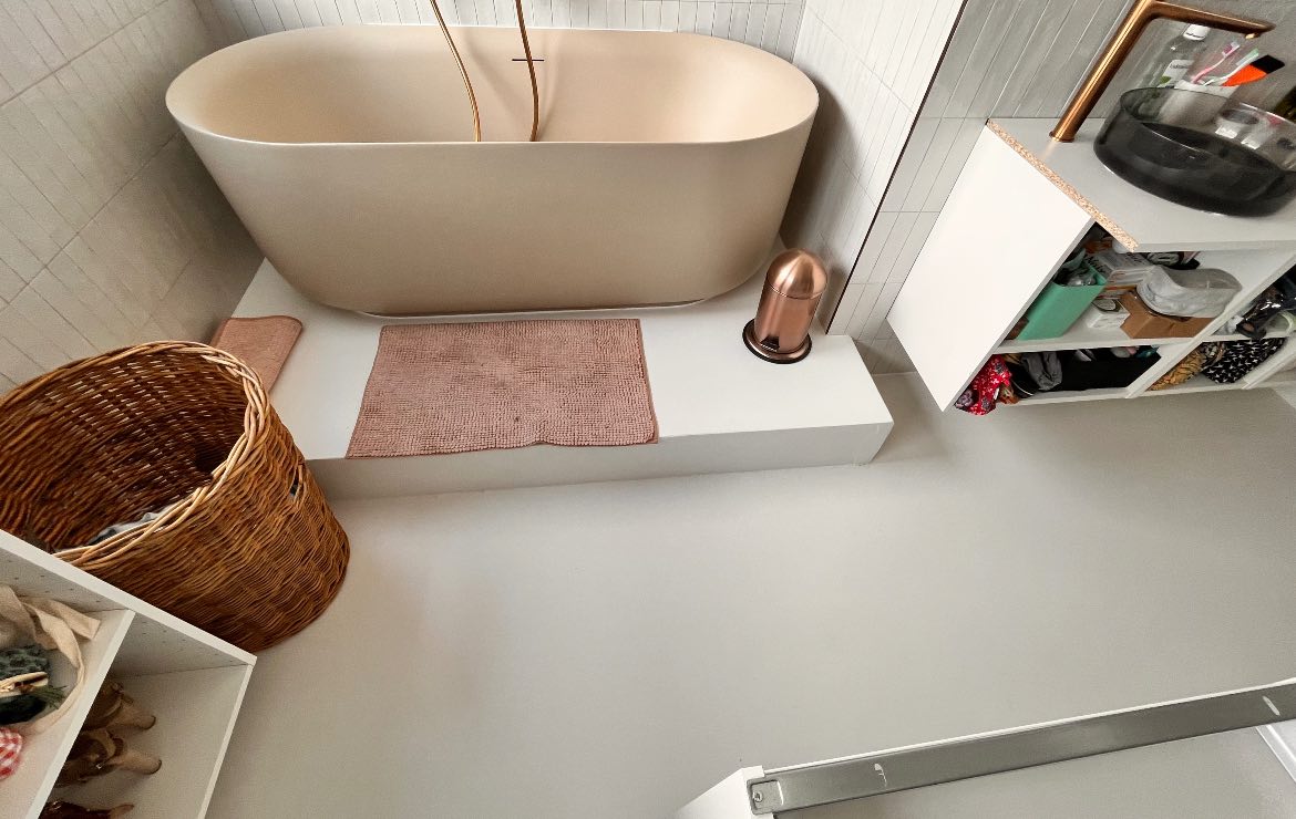 Sol en résine epoxy blanche pour Salle de bain
