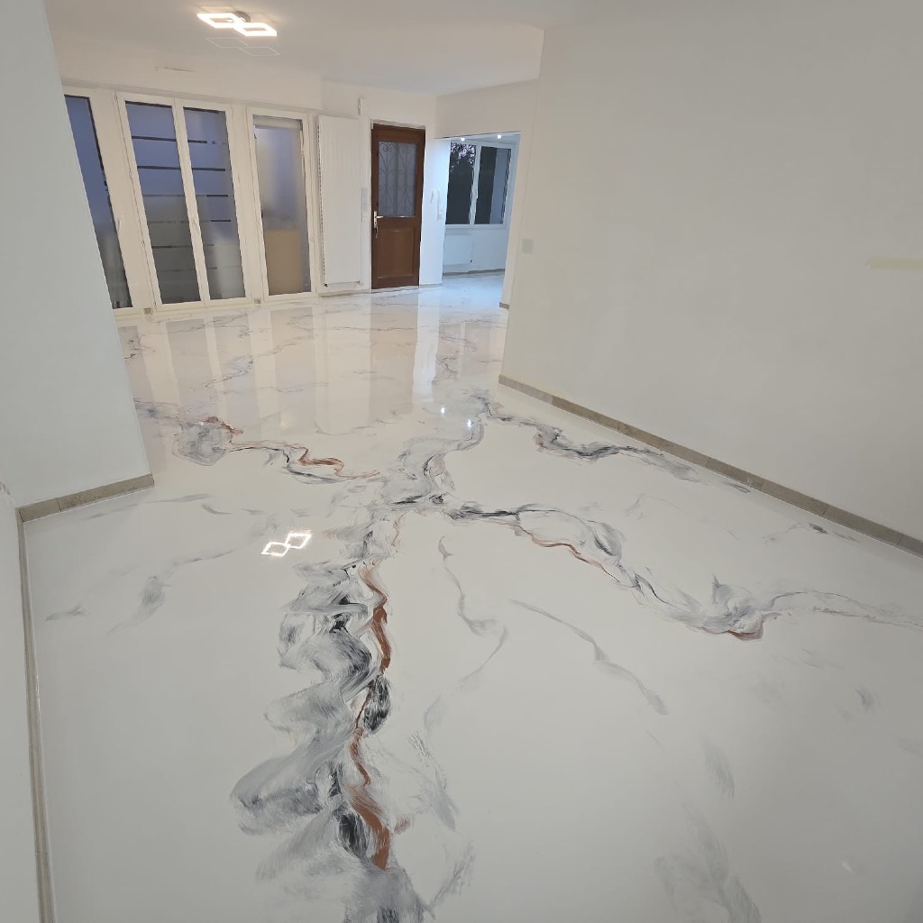 Sol-en-résine-epoxy-blanche-et-grise-effet-marbre-Argenteil