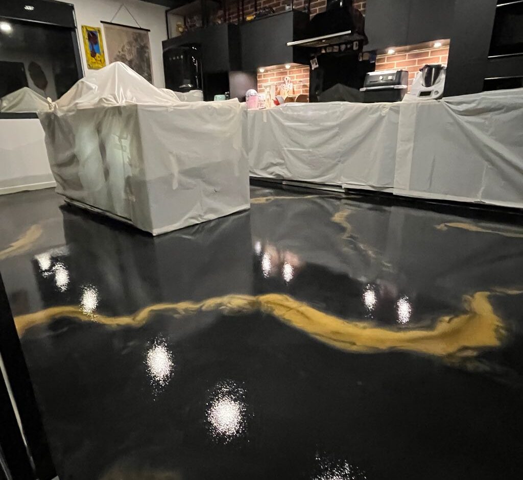 Sol en résine epoxy noire et dorée effet marbre Paris