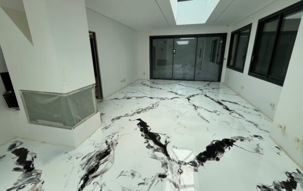 Sol en résine pour salon effet marbre blanc