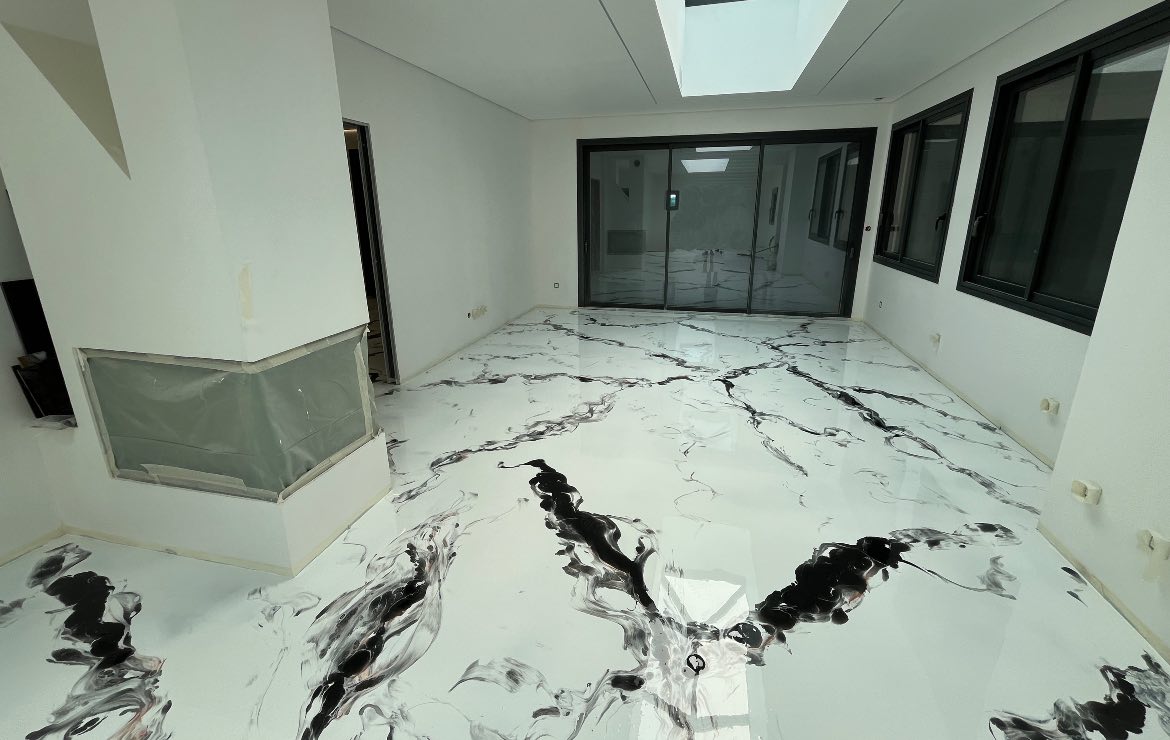 Sol en résine pour salon effet marbre blanc