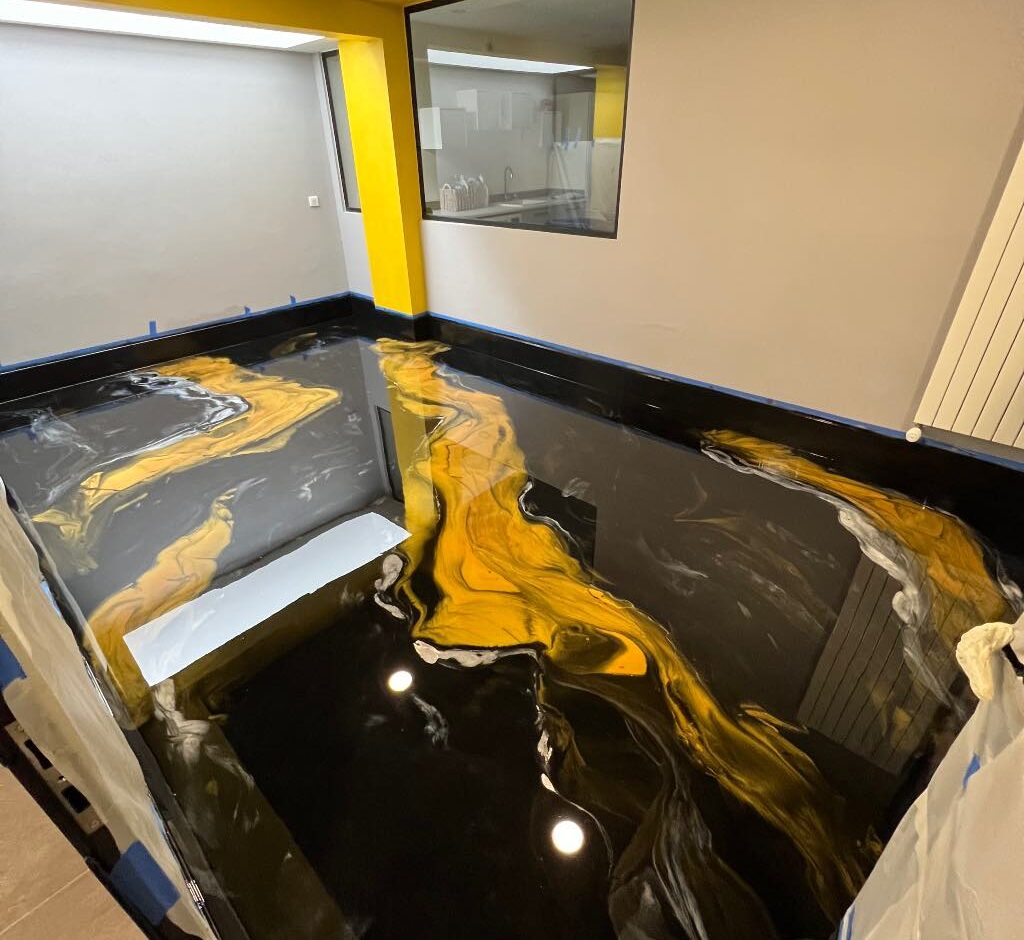 Sol en résine epoxy décoratif noir et doré