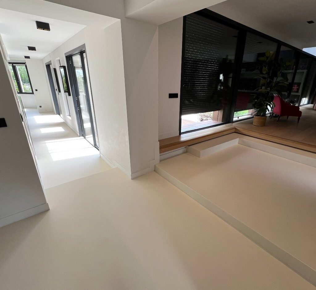 Sol en résine epoxy beige Maison à Paris